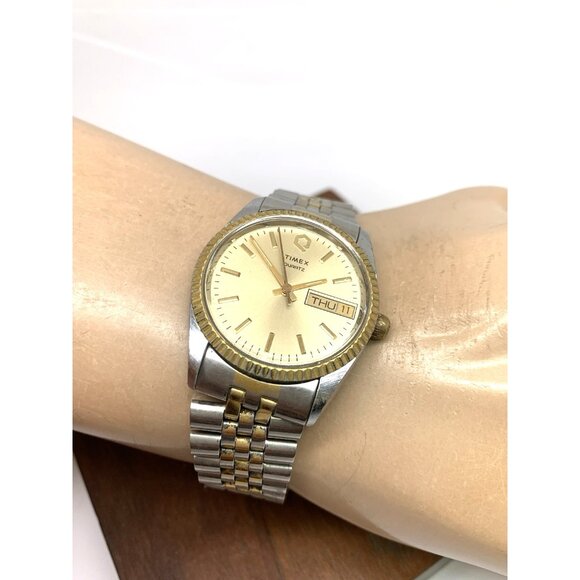 Timex Q Men's Watch Vintage Quartz Gold Dial Day Date 33mm Stainless Steel Band - Picture 5 of 14